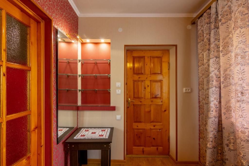 Гостевой дом Rooms with Fortetsya View Каменец-Подольский-36