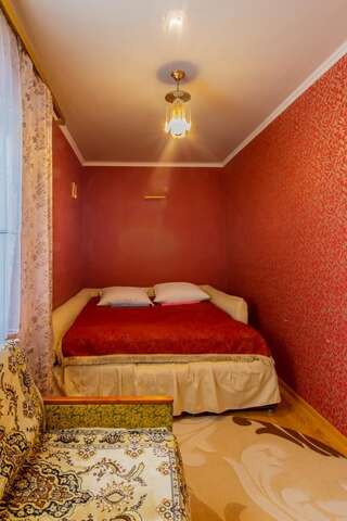 Гостевой дом Rooms with Fortetsya View Каменец-Подольский Семейный номер-4